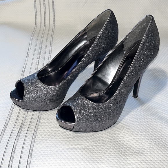 Sexy peep toe stilettos! Glittery and gorgeous! - Picture 2 of 5